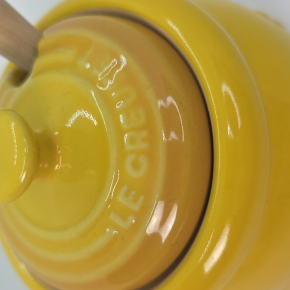 Le Creuset Yellow Ombre Ceramic Honey Pot with Wooden Dipper And Lid - Picture 3 of 16